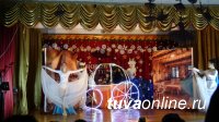 Елка мэра Кызыла собрала в школе № 2 школьников на Новогодний праздник