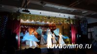 Елка мэра Кызыла собрала в школе № 2 школьников на Новогодний праздник