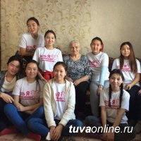 Пий-хемские активисты "Добрых сердец Тувы" помогли в уборке по дому ветерану