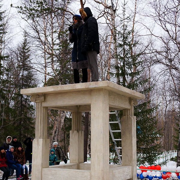 Памятник букварю. Поэтическая табуретка Мончегорск. Мончегорск памятник табуретке. Поэтическая табуретка в библиотеке. Красивые фото поэтическая табуретка в Мончегорске.