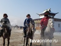 Тува: Мэр столицы в день Шагаа прибыл на левобережные дачи верхом на лошади