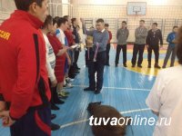 В состязаниях к Шагаа по волейболу сильнейшими стали учителя школы № 9 г. Кызыла