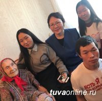 "Добрые сердца Тувы" и активист "Единой России" поздравили ветерана войны с Шагаа "Добрые сердца Тувы" и активист "Единой России" поздравили ветерана войны с Шагаа