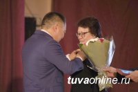 Глава Тувы поздравил ученых республики с Днем науки и вручил награды