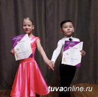Танцевальный дуэт первоклассников из Кызыла достойно представил Туву на Первенстве Сибири по спортивным танцам