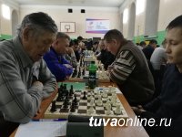Самому младшему участнику Чемпионата Тувы по шахматам - 6 лет, старшему - 89