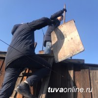 "Добрые сердца Тувы" помогают пожилым кызылчанам очищать снег с крыш
