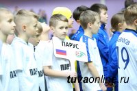 Юные футболисты «Милана» увозят с Международного турнира в Минске тувинский кадак, подарок тувинского футбольного клуба 