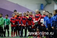 Юные футболисты «Милана» увозят с Международного турнира в Минске тувинский кадак, подарок тувинского футбольного клуба 