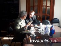 Дорожники Тувы поздравили ветерана отрасли Салчак-оола Санаа с 70-летним юбилеем 