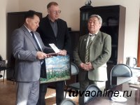 Дорожники Тувы поздравили ветерана отрасли Салчак-оола Санаа с 70-летним юбилеем 