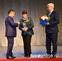 Глава Тувы вручил государственные награды в честь Международного женского дня