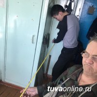 "Добрые сердца Тувы" помогли пенсионеру постелить линолеум