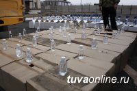 Житель Хакасии пытался ввезти в Туву без документов более 4 тонн спиртосодержащей продукции, в том числе 3200 флаконов боярышника