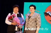 Тува: Учитель года - Сайзана Чомужук (Сукпак), воспитатель года - Алдынай Хомушку (Кызыл-Мажалык)