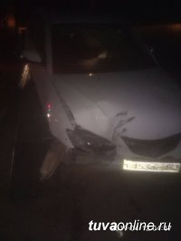 В Кызыле по вине водителя, сбившего в 4 ч утра опору, целый микрорайон остался без света