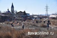 В Кызыле более 1000 человек убирали русло реки Тонмас-суг. Акцию проигнорировали жители этого участка