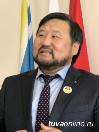 Парламентарии Кызыла отметили ко Дню местного самоуправления наиболее отличившихся коллег