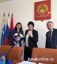 Парламентарии Кызыла отметили ко Дню местного самоуправления наиболее отличившихся коллег