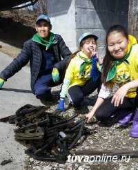 Семейные команды школ № 2 и 7 города Кызыла помогли "экорыбалкой" очистить протоку в Национальном парке