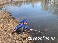 Семейные команды школ № 2 и 7 города Кызыла помогли "экорыбалкой" очистить протоку в Национальном парке