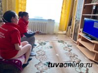 В Туве волонтеры-медики помогают пенсионерам подключиться к цифровому телевидению, а также оказывают консультации по состоянию их здоровья