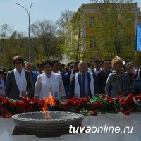 В Кызыле прошла церемония возложения венков Мемориалу воинов-победителей в Великой Отечественной войне