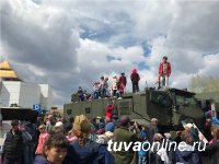 В Туве впервые в Параде Победы участвовали конный расчет и авиазвено