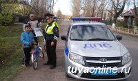 Сотрудники Госавтоинспекции Кызылского района напомнили юным велосипедистам основы безопасного вождения