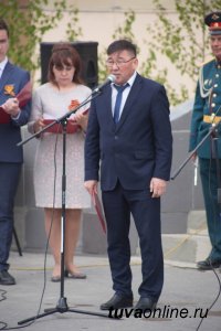 Кызыл: На здании школы № 8 установлена мемориальная доска в честь Евгения Берлова, защитившего собой от взрыва сослуживцев в спецоперации в г. Грозном в 2001 году Кызыл: На здании школы № 8 установлена мемориальная доска в честь Евгения Берлова, защитившего собой от взрыва сослуживцев в спецоперации в г. Грозном в 2001 году
