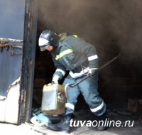 В Туве сотрудники МЧС предотвратили взрыв газового баллона при пожаре