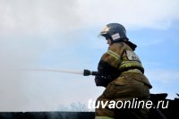 В Туве сотрудники МЧС предотвратили взрыв газового баллона при пожаре