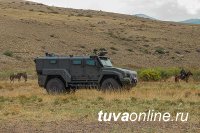 Многоцелевую войсковую бронемашину испытывают на пересеченной местности в Туве
