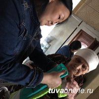 "Добрые сердца Тувы" помогли труженице тыла в уборке квартиры