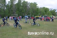 В Тандинском районе Тувы сотрудники Госавтоинспекции провели для детей велогонку