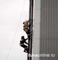 В Туве сотрудники МЧС России сдавали нормативы по пожарно-строевой и тактико-специальной подготовке