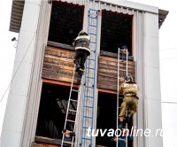 В Туве сотрудники МЧС России сдавали нормативы по пожарно-строевой и тактико-специальной подготовке