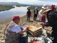 В Туве на священной горе Байза у села Ээрбек возобновлен ежегодный обряд освящения оваа