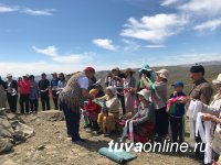 В Туве на священной горе Байза у села Ээрбек возобновлен ежегодный обряд освящения оваа