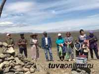 В Туве на священной горе Байза у села Ээрбек возобновлен ежегодный обряд освящения оваа