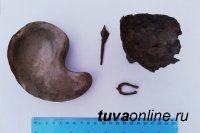 В Туве археологическая экспедиция обнаружила в кургане Туннуг каменный светильник в форме уха