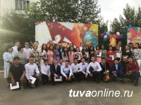 Более 2000 выпускников провожают во взрослую жизнь школы Тувы