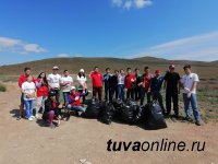 В Туве в День молодежи волонтеры убрали от мусора "Гору любви"