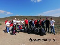 В Туве в День молодежи волонтеры убрали от мусора "Гору любви" В Туве в День молодежи волонтеры убрали от мусора "Гору любви"