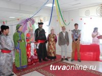 В тувинском селе в День семьи, любви и верности зарегистрирована свадьба археологов из Санкт-Петербурга по тувинским национальным обычаям
