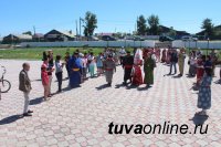 В тувинском селе в День семьи, любви и верности зарегистрирована свадьба археологов из Санкт-Петербурга по тувинским национальным обычаям
