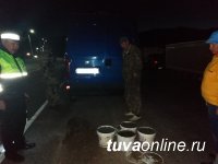На посту Шивилиг задержан житель Саяногорска, пытавшийся вывезти 40 л лечебной грязи с озера Дус-Холь