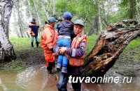 Жителей села Хондергей Дзун-Хемчикского района Тувы через размытые участки подъездной дороги к селу перевозят спасатели