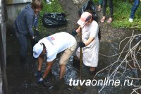 Кызыл: В районе Кожзавода «рыбачили» - из реки Донмас-суг вылавливали накапливавшийся годами мусор
