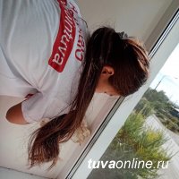 "Добрые сердца Тувы" помогают пожилым людям вымыть окна "Добрые сердца Тувы" помогают пожилым людям вымыть окна